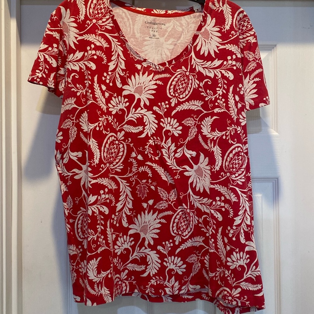 Women’s red/white floral tee v neck Croft&Barrow